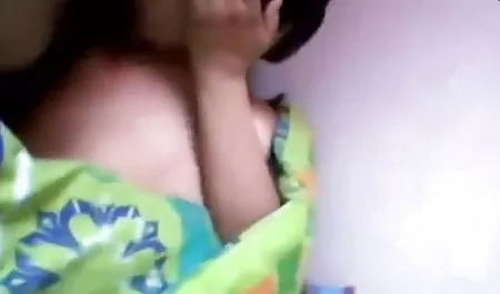 Brunette lucu mengisap seks 3gp indo ayam dan menjilat telur