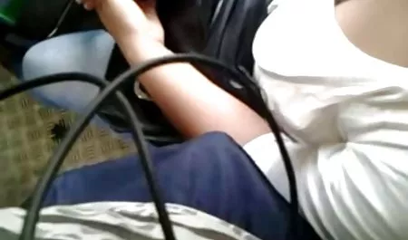 Sayang indo 3gp baru Moka Mora menghisap kontol tebal pria sebelum anal