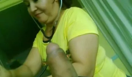 Jalang Busty dengan menusuk 3gp indo x vagina dan pantat mendapatkan fucked oleh dildo tebal di depan webcam