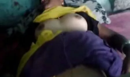 Gadis muda berambut coklat itu menghisap dan masturbasi kontol 3gp indo pelajar kekasihnya