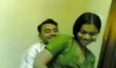 Brunette terangsang mendapat fucked di anal kecil yang indo sek 3gp ketat