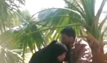 Brunette cantik dengan indo 3gp terbaru pantat tebal menghisap kontol