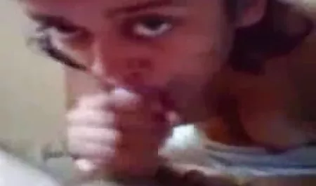 Si cantik muda berjubah biru ingin bermain sedikit dengan pria itu dan mulai memutar-mutar seragamnya sek indo 3gp di depannya