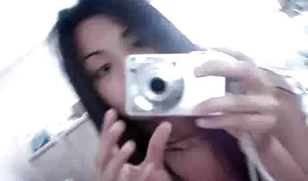 Pria indo sma 3gp itu mengundang pacarnya untuk berkunjung, setelah percakapan standar, ia menawarkan untuk bercinta dengannya, tetapi orang tua pria itu ada di rumah, sehingga pasangan itu pensiun ke kamar mandi.