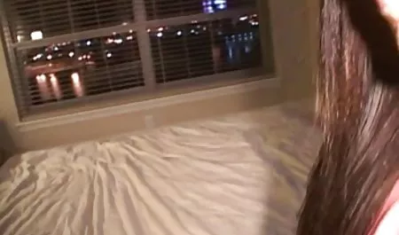 Brunette seksi 3gp porn indo yang bergairah menggigit bibir pria dan menidurinya