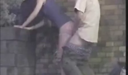 Dia berbaring di tempat tidur dan menempelkan sek indo 3gp ayam di pantat