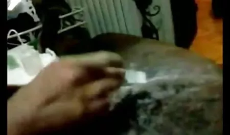 Sambil berbaring di tempat tidur, perempuan jalang itu mendorong sepotong celana dalam renda ke satu 3gp tante indo sisi dan mulai menggaruk selangkangannya, kemudian pelacur itu masturbasi teman gemuk pacarnya dan mengisapnya.