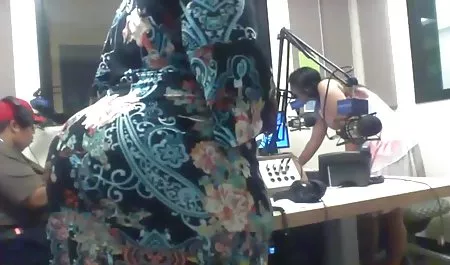 Seorang laki-laki berotot, terampil tergoda oleh setan hitam, cantik, dengan manis menjilati vaginanya yang berair, gelap dengan sma indo 3gp lidah yang gesit, dan kemudian mengembangkan perempuan yang tak pernah puas dalam lubang anal dengan penisnya yang horny